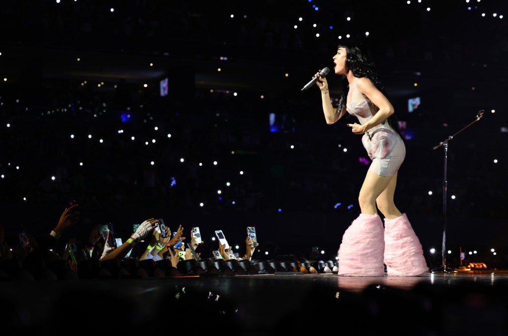 Katy Perry brincou sobre ser a "pessoa mais odiada da internet" durante seu show da Lifetimes Tour em Chicago. (Foto: Reprodução)