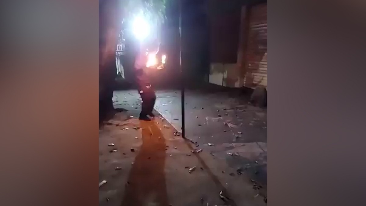 Adolescente com explosivos pouco antes de lançá-los contra homem em situação de rua no Rio (Foto: Reprodução)