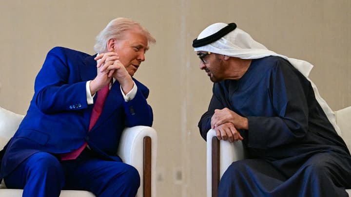 O presidente dos Emirados Árabes Unidos, Sheikh Mohamed bin Zayed Al Nahyan, recebe seu homólogo dos Estados Unidos, Donald Trump, na chegada ao terminal presidencial em Abu Dhabi em 15 de maio de 2025. (Foto: Giuseppe Cacace | Afp | Getty Images)