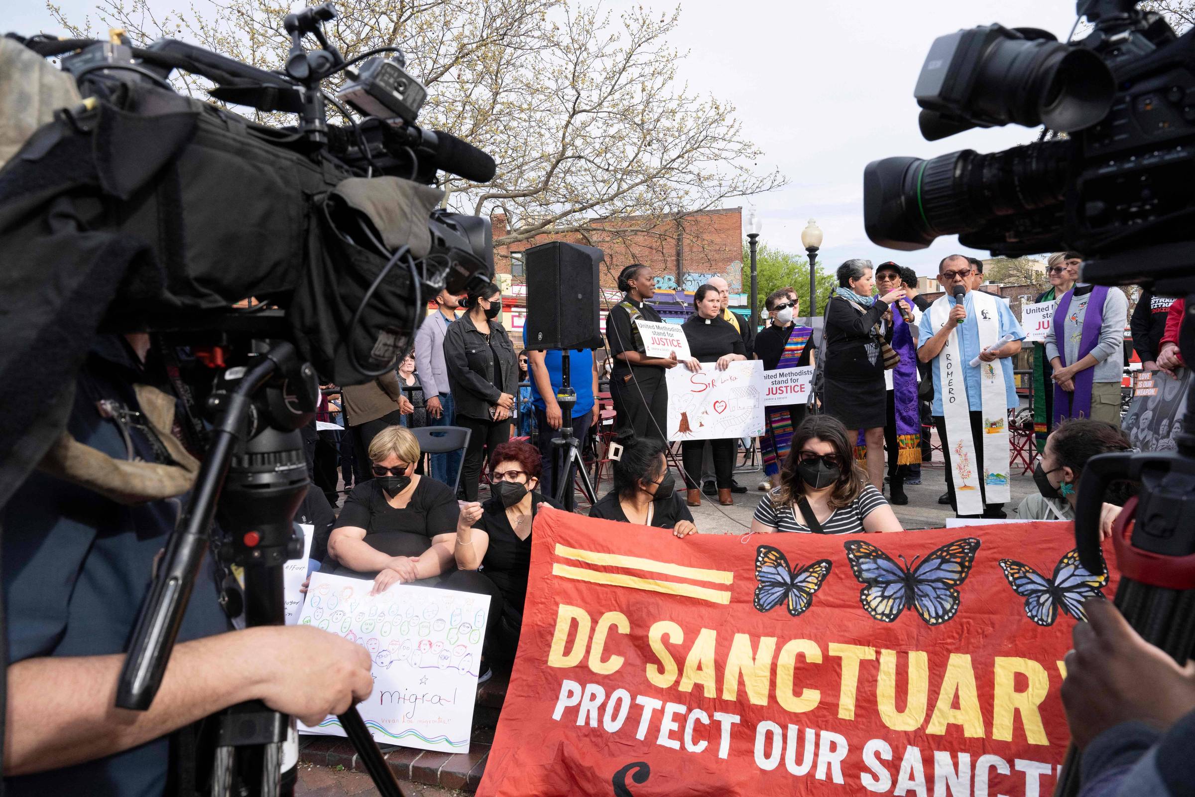 Manifestantes protestam contra a política de imigração de Trump no distrito de Columbia, em Washington (Foto: Roberto Schmidt/AFP)