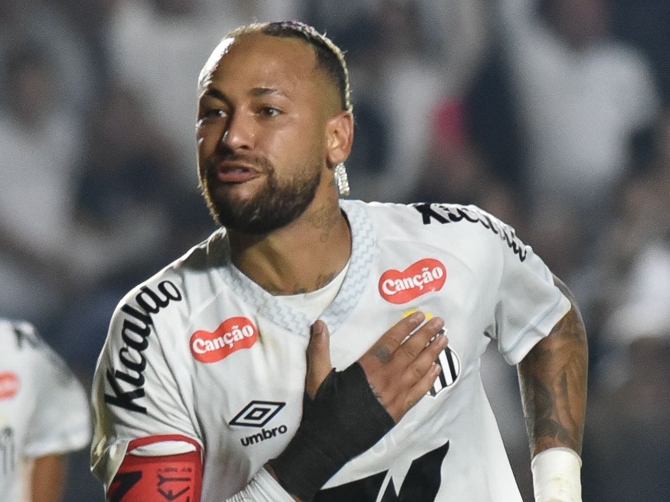 Neymar brilha e Santos supera Flamengo na estreia de Robinho Jr. na Vila