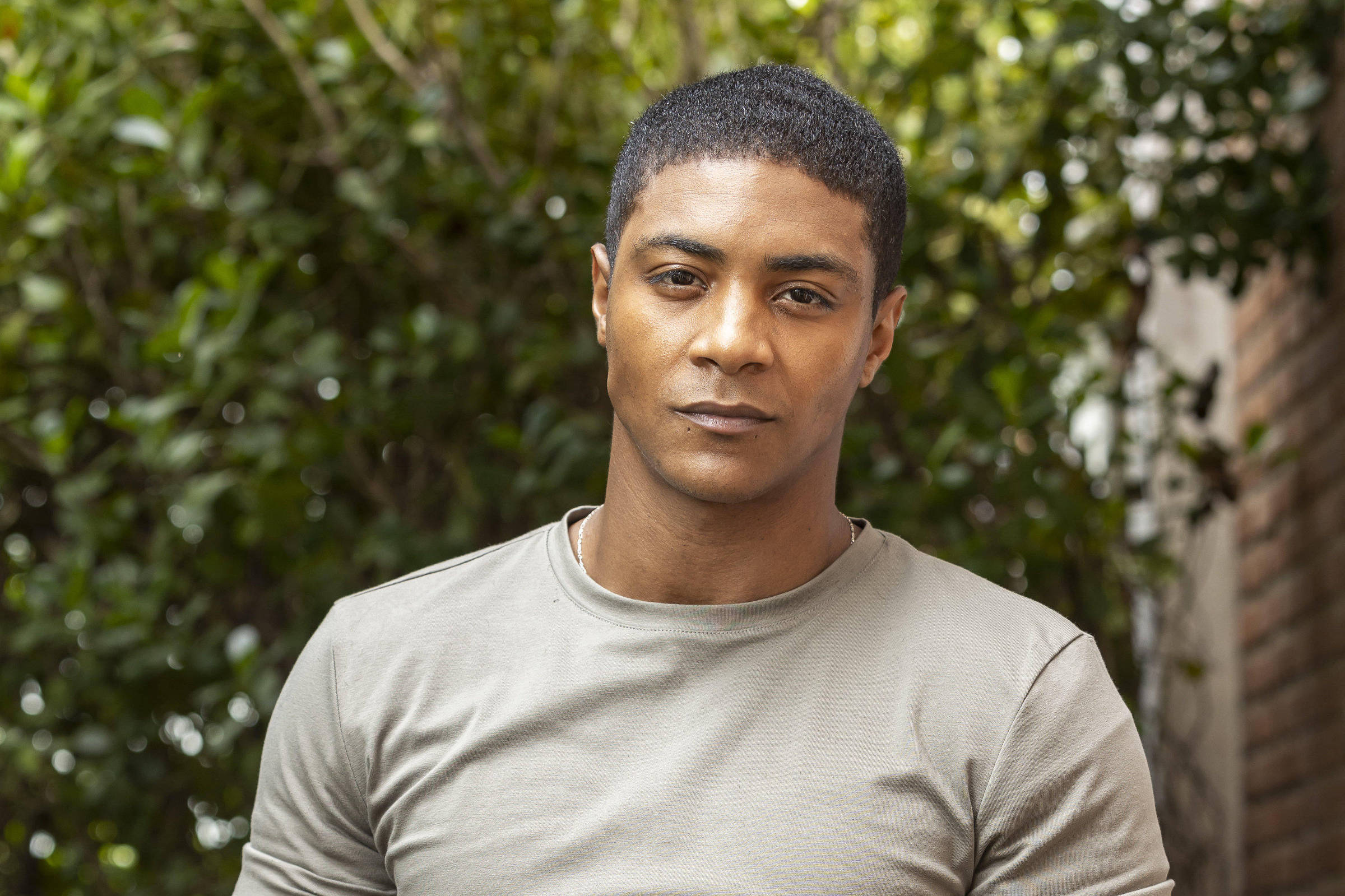 Marlon é filmado tomando banho e vídeo vai parar em site adulto