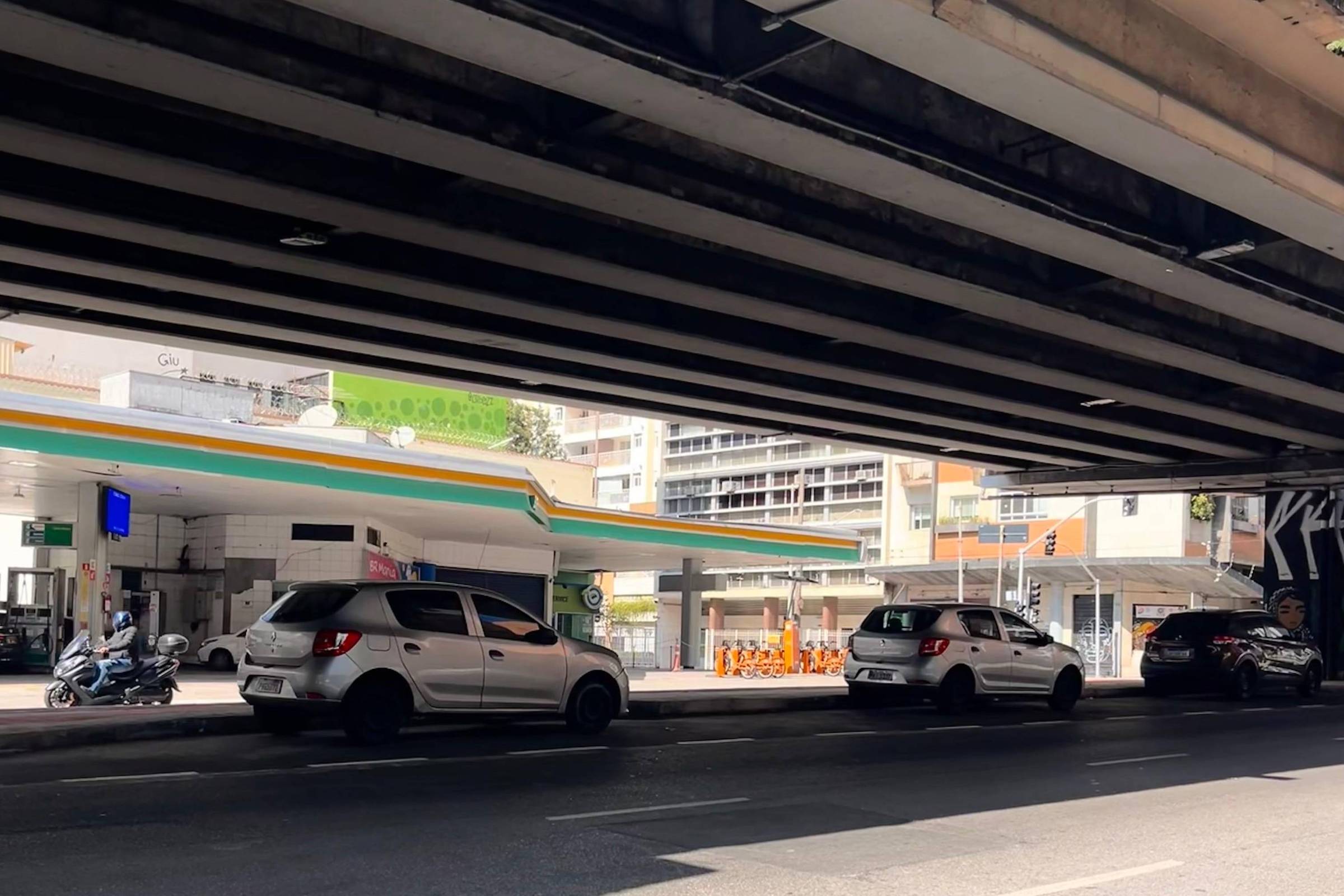 Carros parados no bolsão de estacionamento debaixo do Minhocão, na região central de São Paulo, no dia 8 deste mês (Foto: Pâmela Zacarias/Folhapress)
