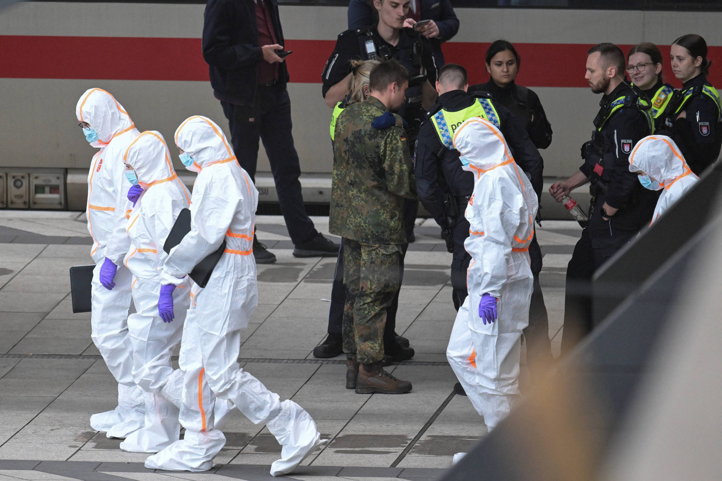 Policiais e profissionais forenses na estação de trem de Hamburgo, onde ocorreu o ataque a faca. (Foto: Fabian Bimmer/Reuters)