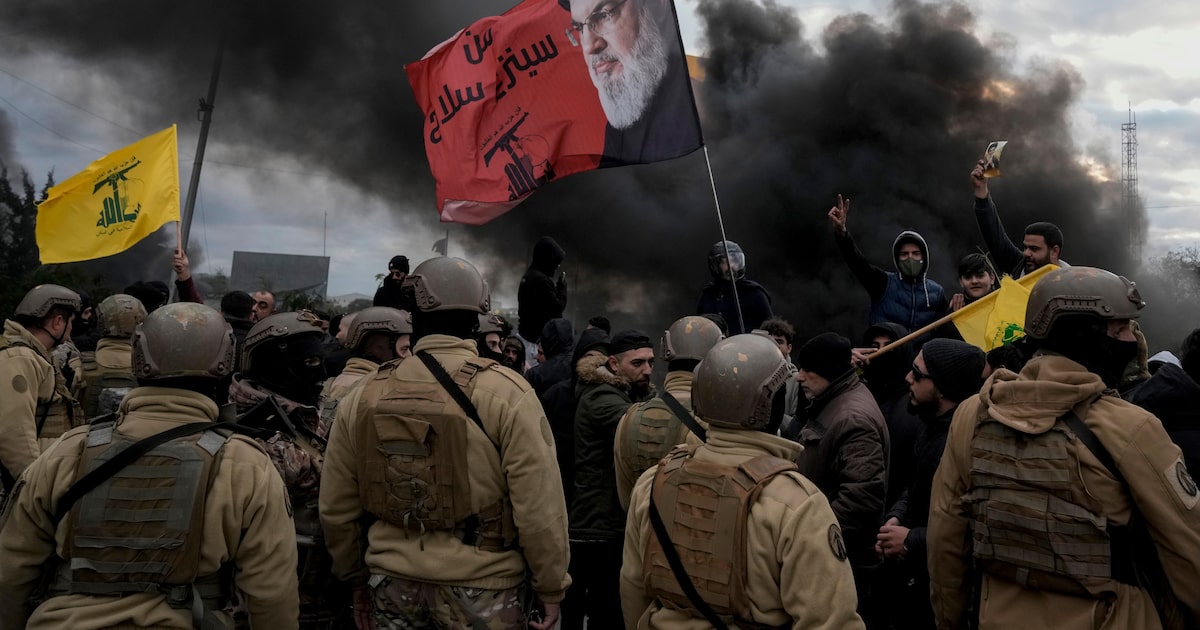 Apoiadores do Hezbollah seguram bandeiras do partido com uma imagem do líder assassinado, Hassan Nasrallah, durante um protesto contra a enviada especial adjunta dos EUA para a paz no Oriente Médio, Morgan Ortagus, após ela se encontrar com o presidente do país, em Beirute, Líbano. (Foto: AP Photo/Bilal Hussein)