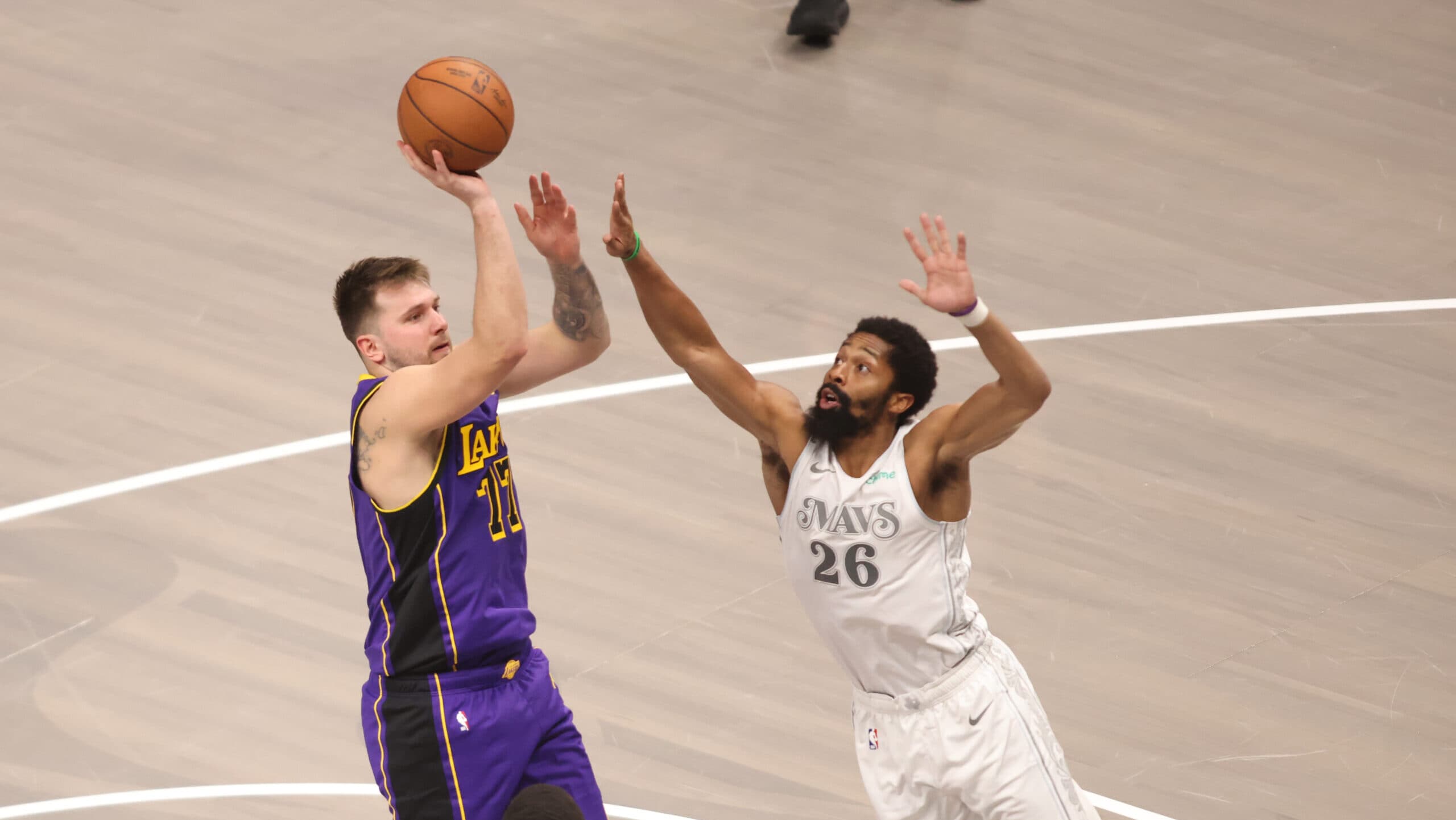 Luka Doncic chora ao ver um vídeo tributo que Dallas lhe dedicou antes do jogo desta quarta-feira. (Foto: LM Otero/AP)
