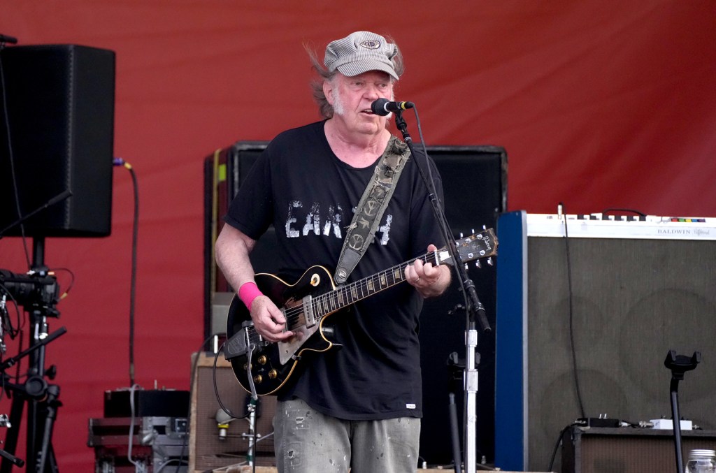 Neil Young convida Donald Trump para show e critica estado atual dos EUA