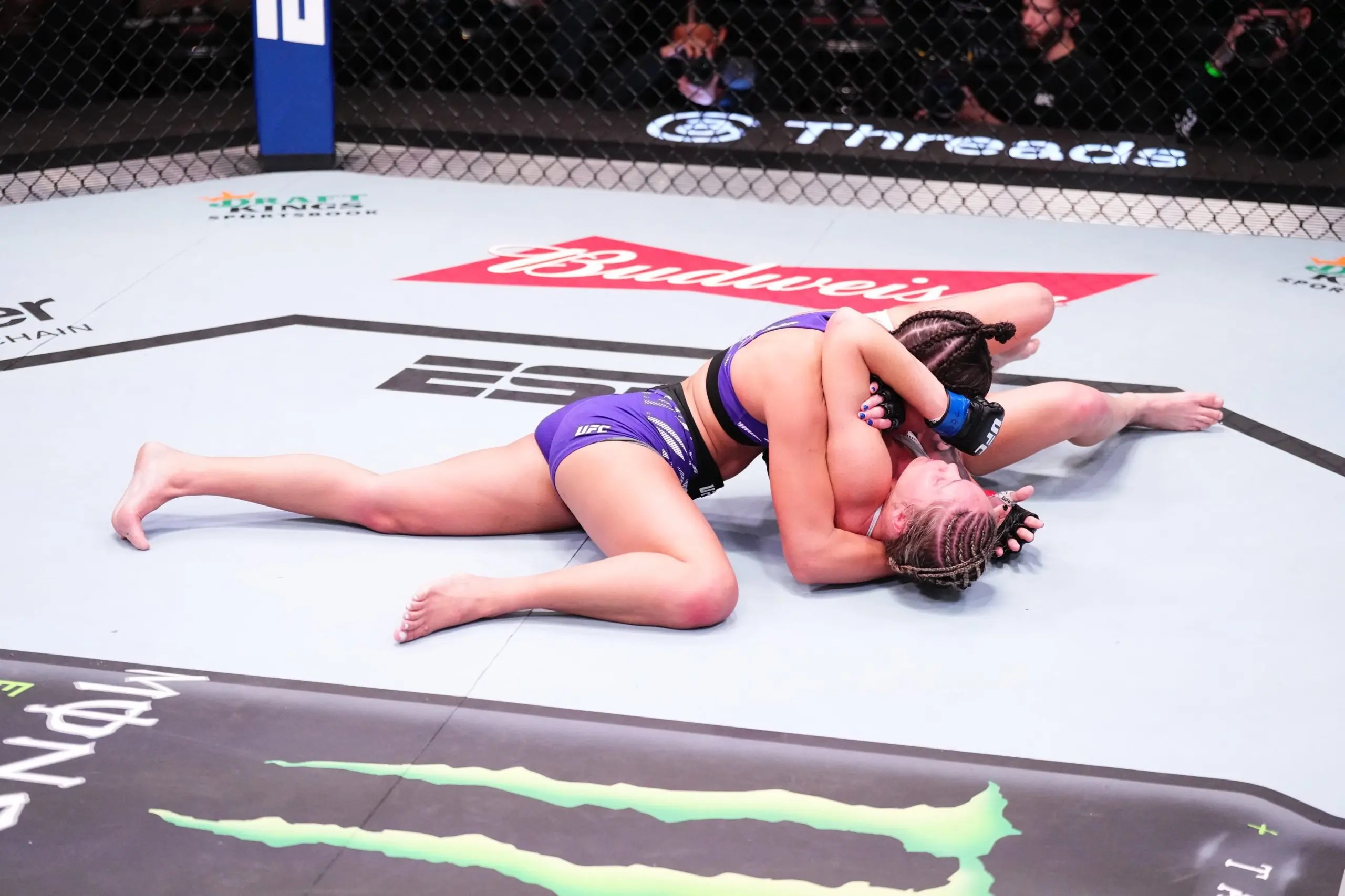 Luana Santos finalizou Tainara Lisboa no UFC Vegas 106. (Foto: UFC / Twitter)