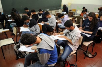 Câmara avança com projeto que proíbe aprovação automática de estudantes