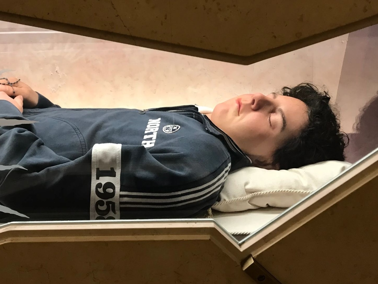 Igreja Católica denuncia leilão de fios de cabelo de Carlos Acutis por violar normas religiosas