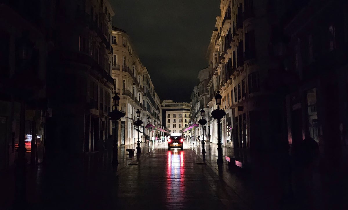 A rua Larios de Málaga, na noite de segunda-feira, durante o apagão massivo. (Foto: Enrique Bermúdez/EFE)