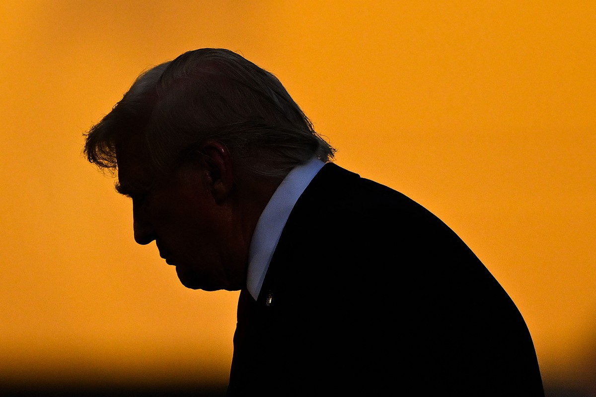 Apoiadores de Trump queimam bonés do 'MAGA' em protesto contra caso Epstein