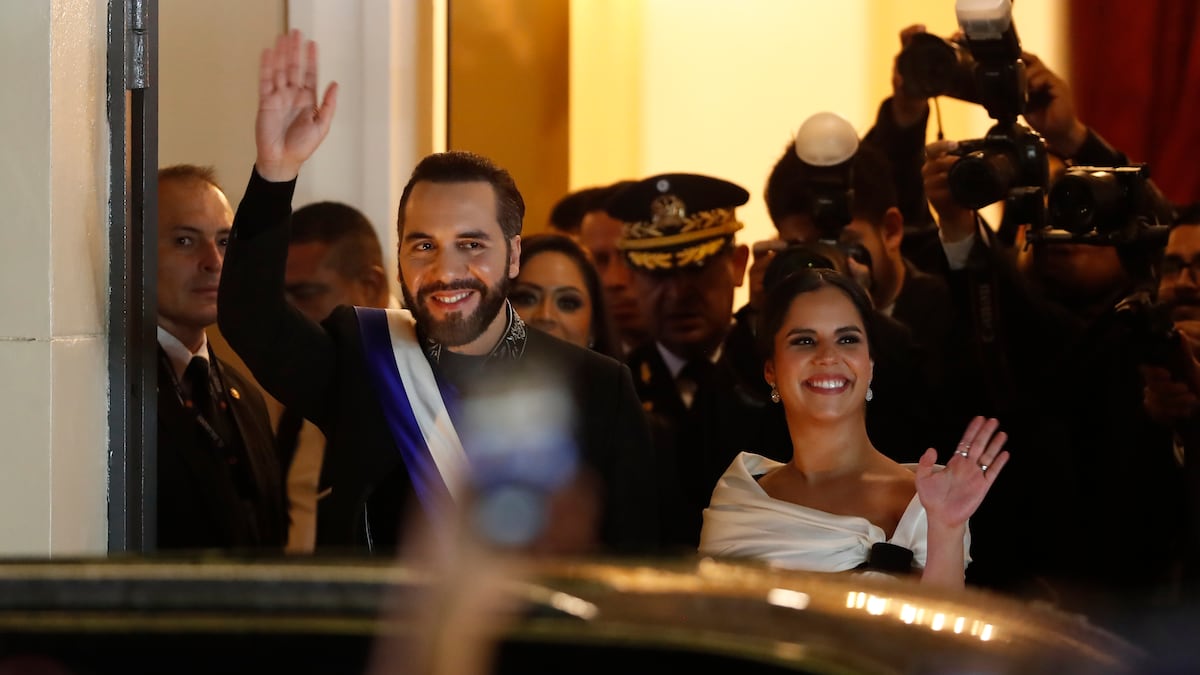 El Salvador aprova reforma que permite reeleição presidencial indefinida