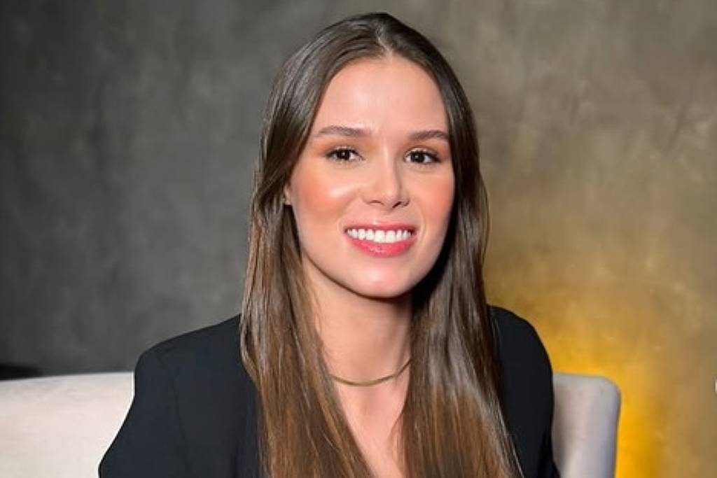 Jennifer Castro, famosa por recusa em voo, deixa carreira bancária e compra apartamento em SP