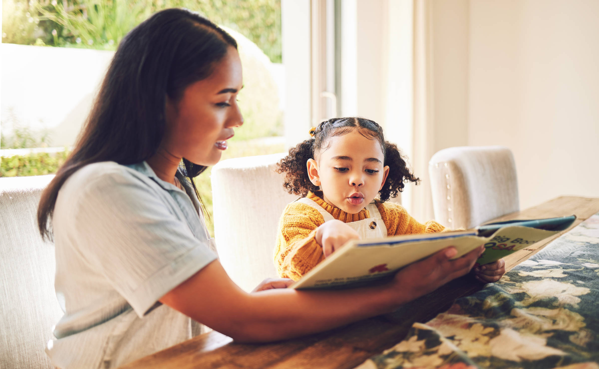 Há uma tentativa de dizer que sucesso só vem quando a mulher se afasta da casa (Foto: Yuri Arcurs /Adobe Stock)