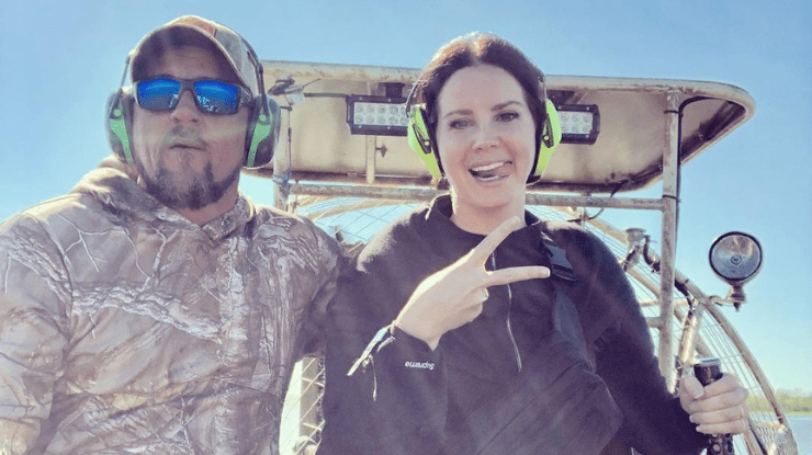 Lana Del Rey anuncia novas músicas e se prepara para festival em abril de 2025