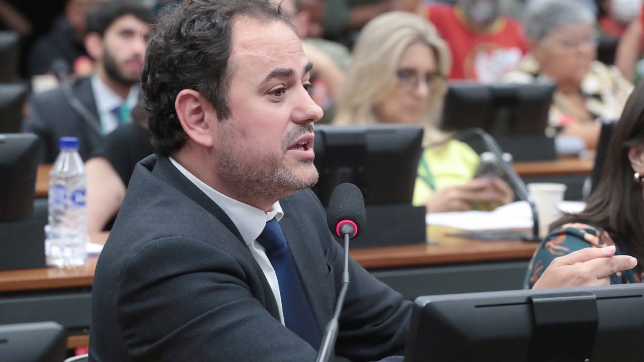 Conselho de Ética aprova cassação de Glauber Braga após briga com youtuber na Câmara