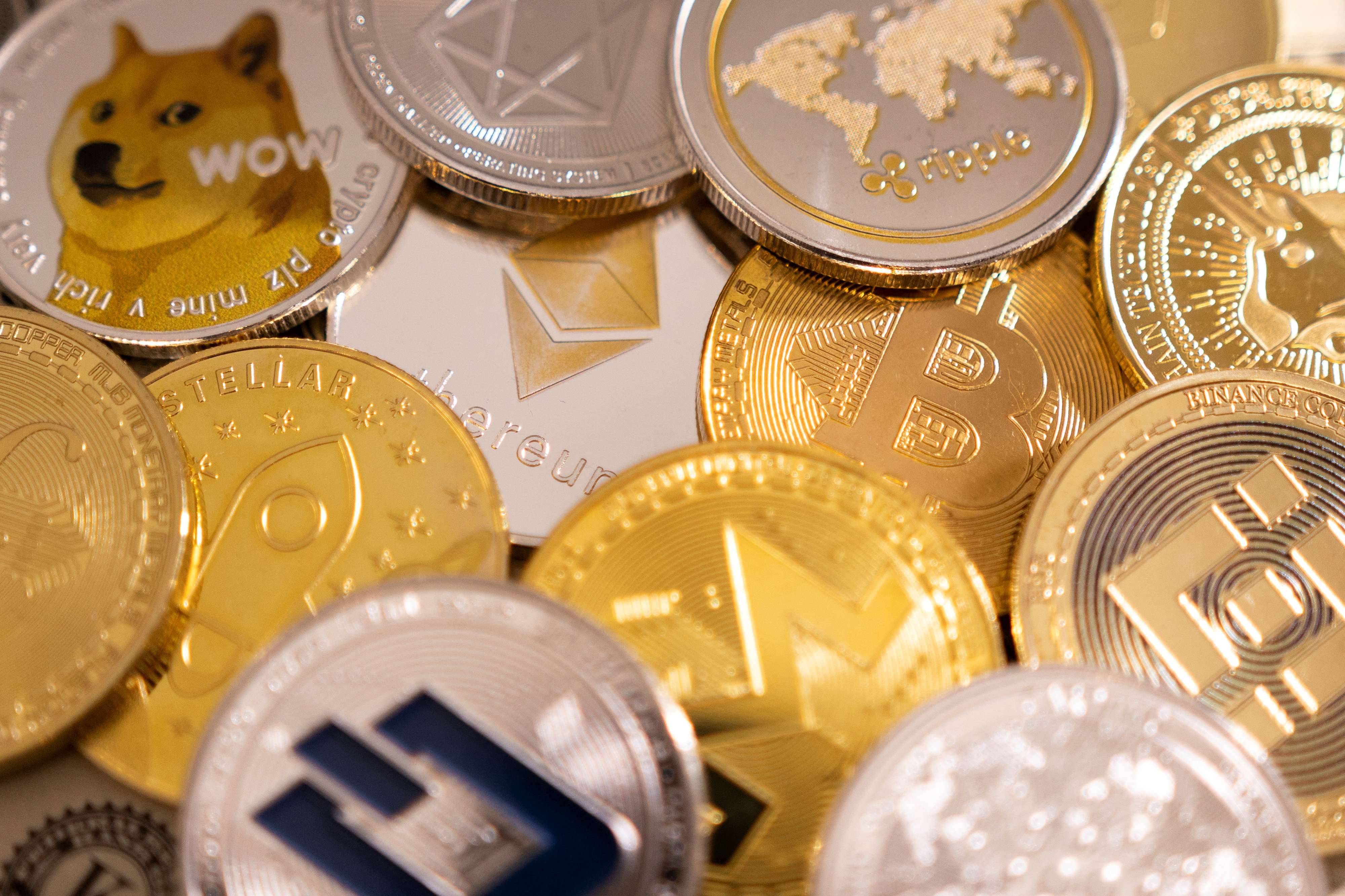 Ações de criptomoedas disparam após assinatura de lei de stablecoins por Trump
