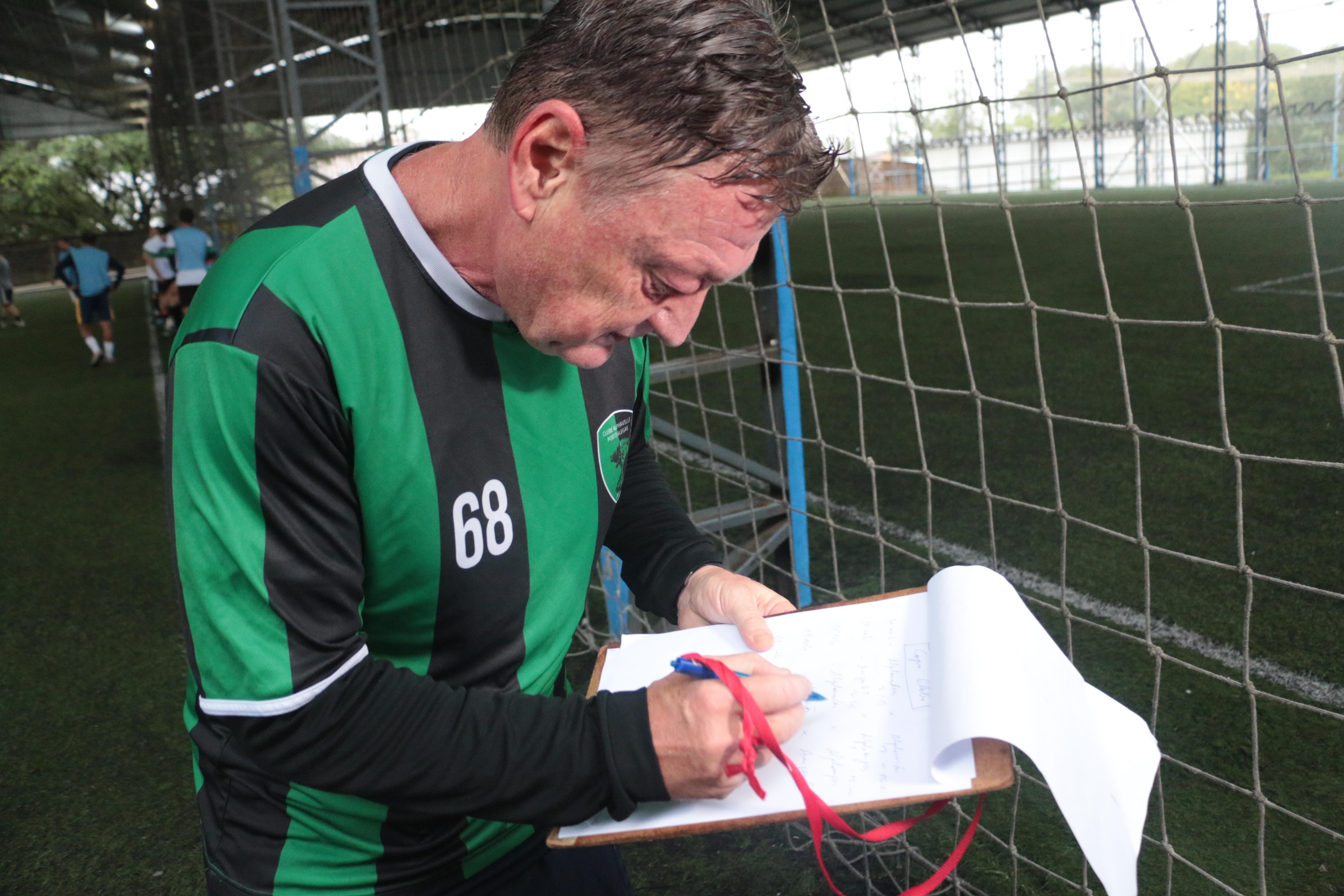 Brasileiro se autoproclama 'maior artilheiro do mundo' e busca 10 mil gols