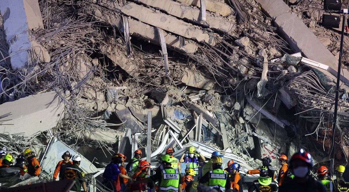 Equipes de resgate trabalham no local de um prédio que desabou em Bagcoc após um forte terremoto atingir o centro de Mianmar em 28 de março de 2025 (Foto: REUTERS/Athit Perawongmetha)