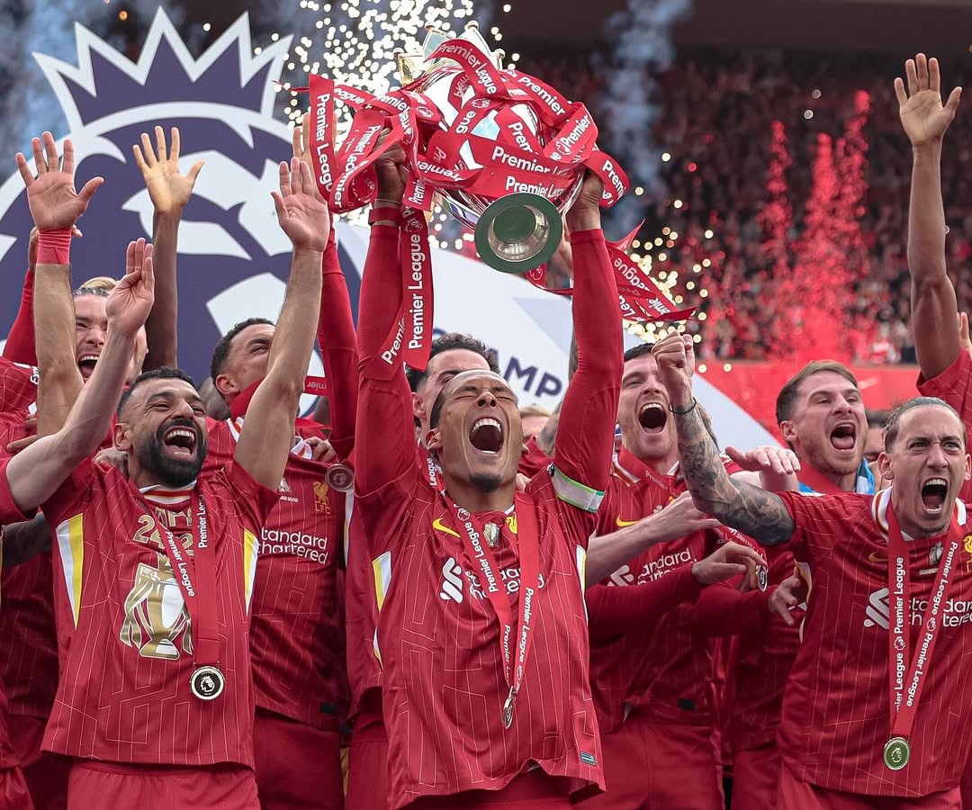 Jogadores do Liverpool comemoram o título da Premier League 2024/2025. (Foto: Reprodução do Instagram/@liverpoolfc)