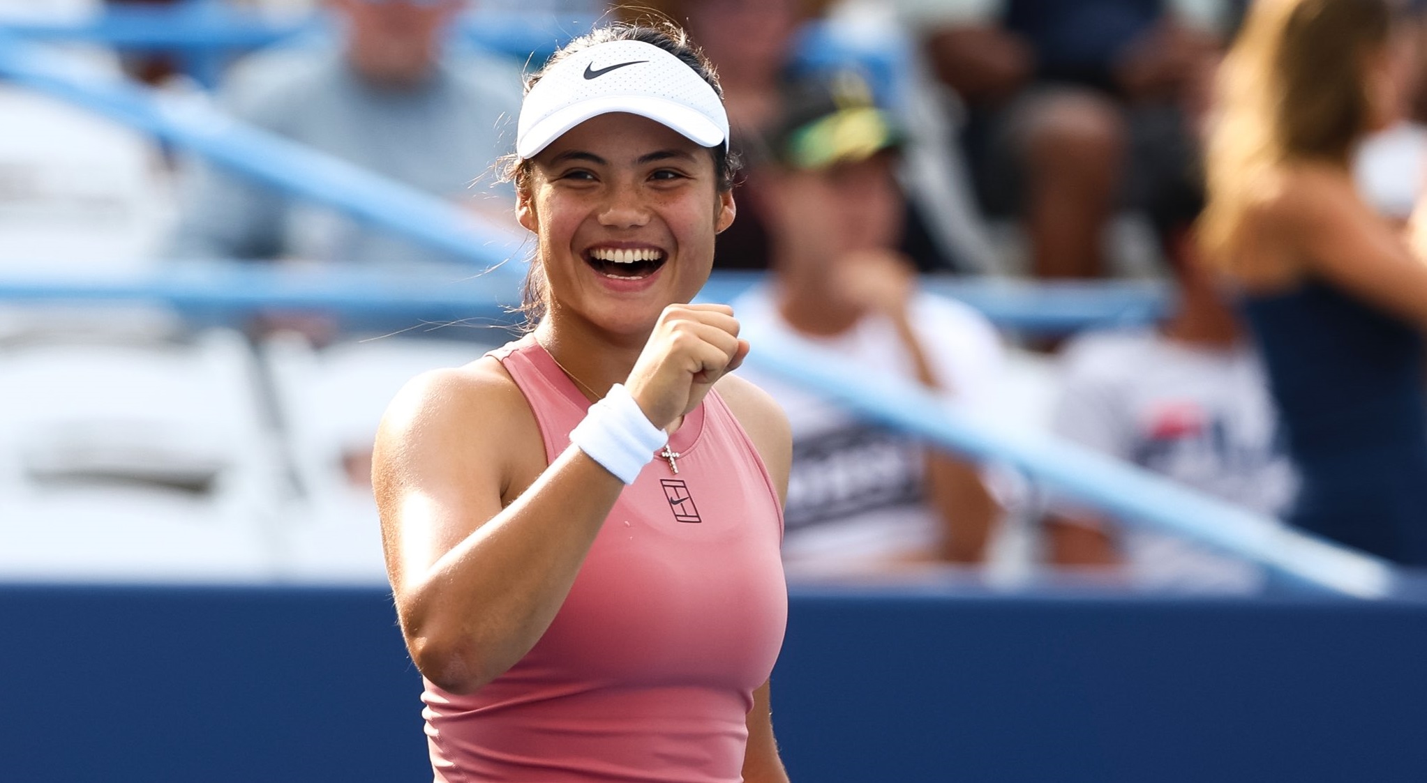 Raducanu vence Osaka e avança para as quartas de final do torneio