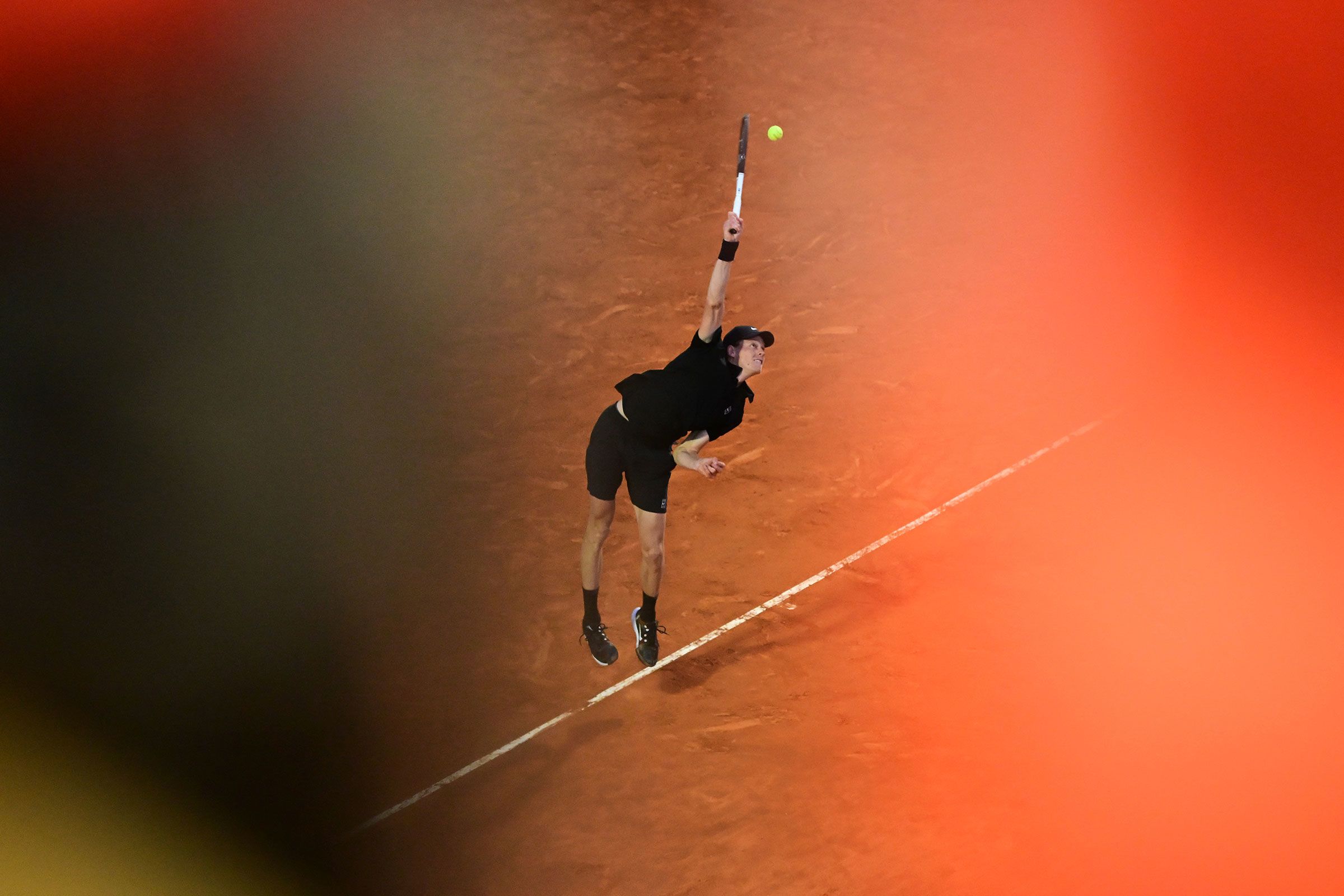 Jannik Sinner comemora após vencer a primeira partida no Masters 1000 de Roma, contra o argentino Mariano Navone (Foto: Yves Herman/Reuters)