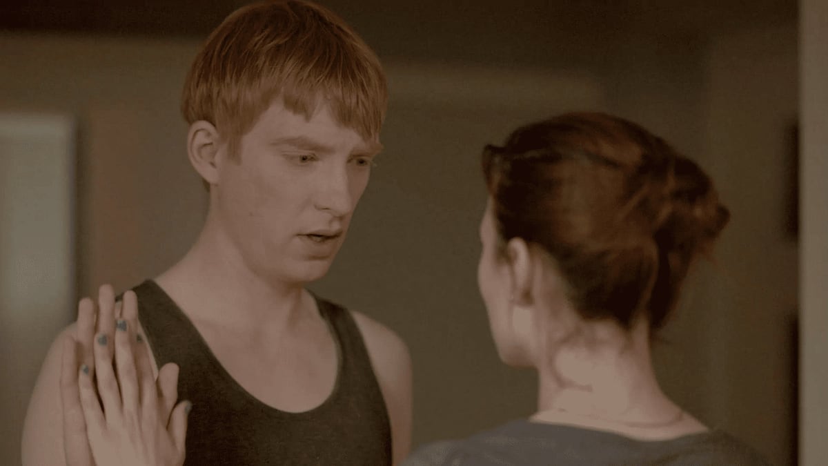 Cena da série da Netflix 'Black Mirror', onde um relacionamento é recriado após a morte. (Foto: ImdB)