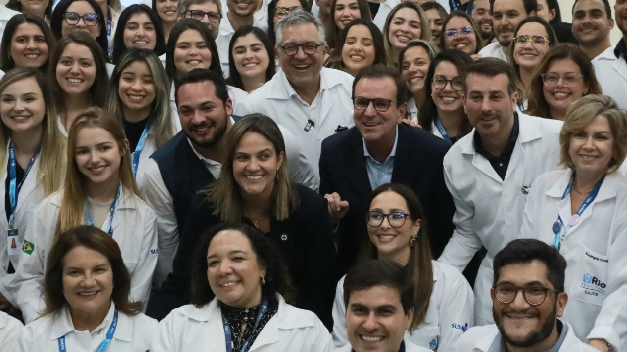 Paes e Padilha no meio dos novos profissionais que atuarão no Rio pelo Mais Médicos, do Ministério da Saúde (Foto: Marcos de Paula/Prefeitura do Rio/Divulgação)