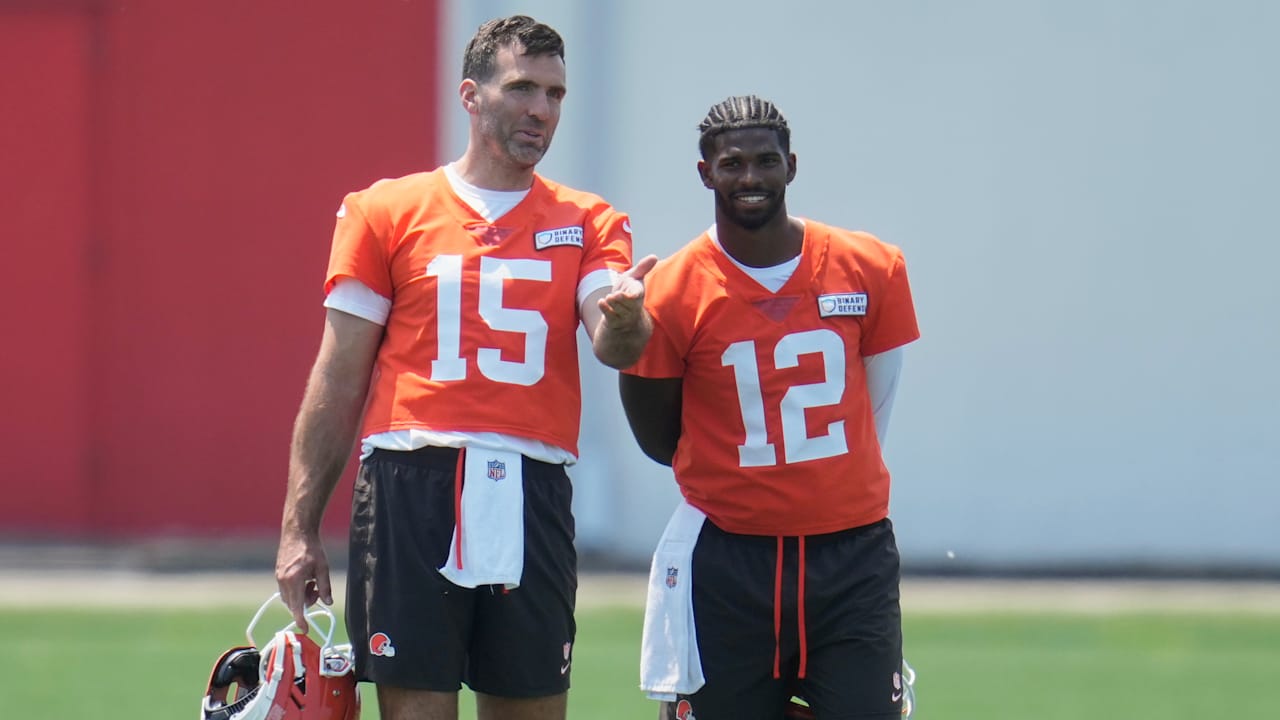 Competidores se destacam em batalhas de posições nos treinos da NFL em 2025