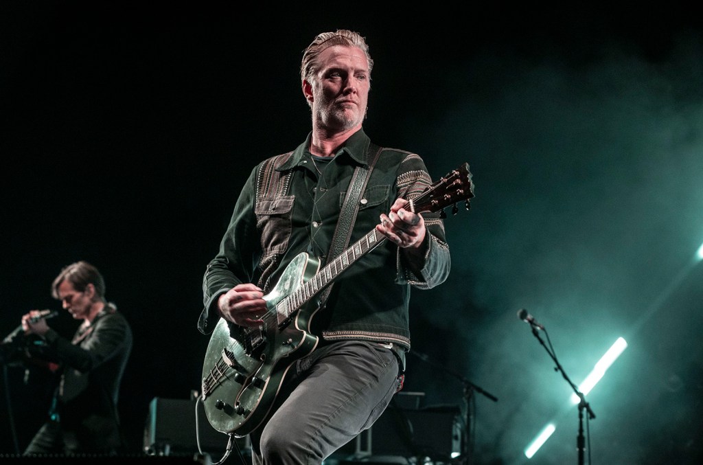 Josh Homme revela crise de saúde que cancelou turnê de 2024 e o afastou por meses