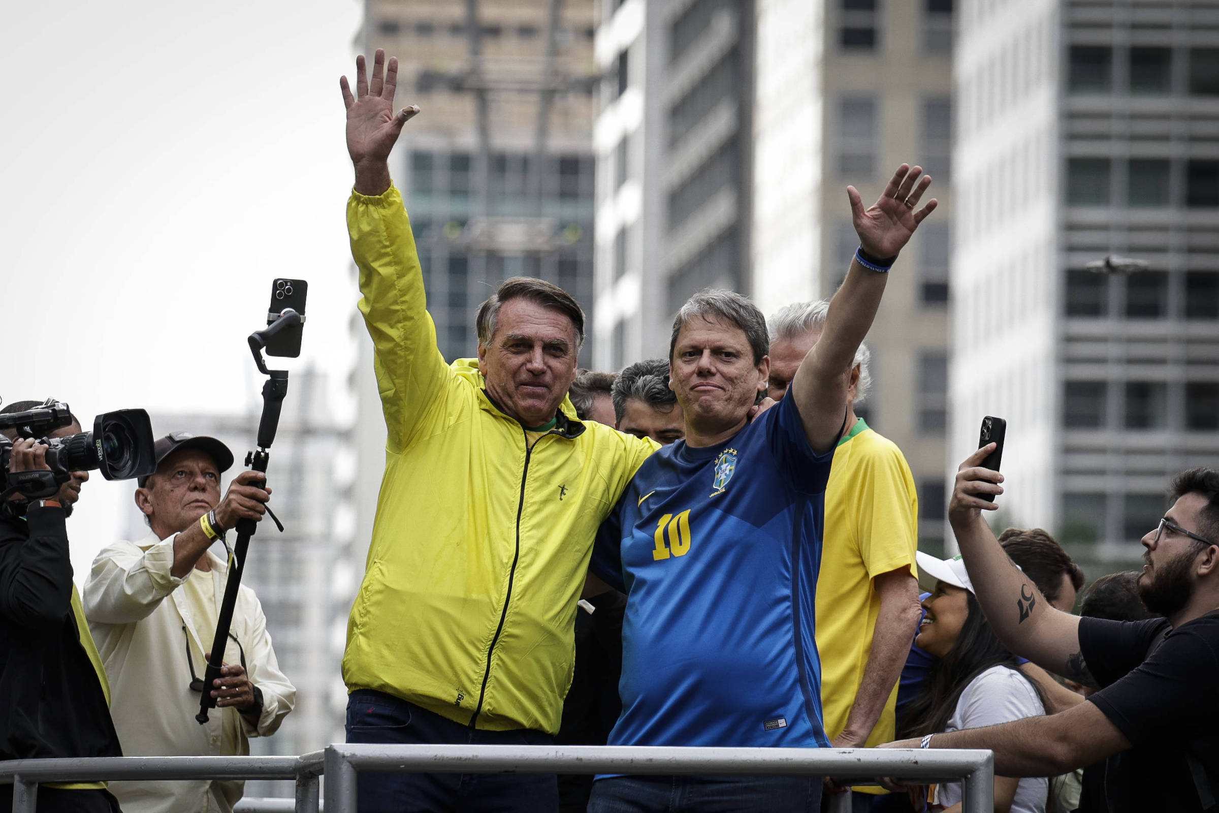 Bolsonaro hesita em indicar Tarcísio e gera preocupação entre os partidos