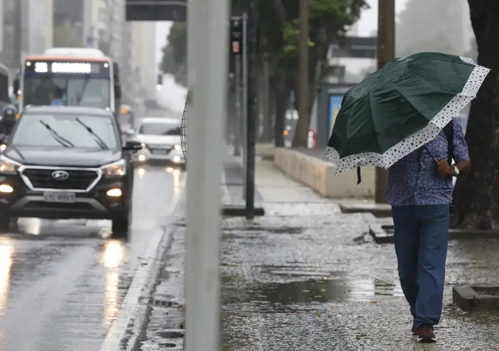 Chuva atinge diversos estados nesta sexta-feira, 11, segundo o Inmet