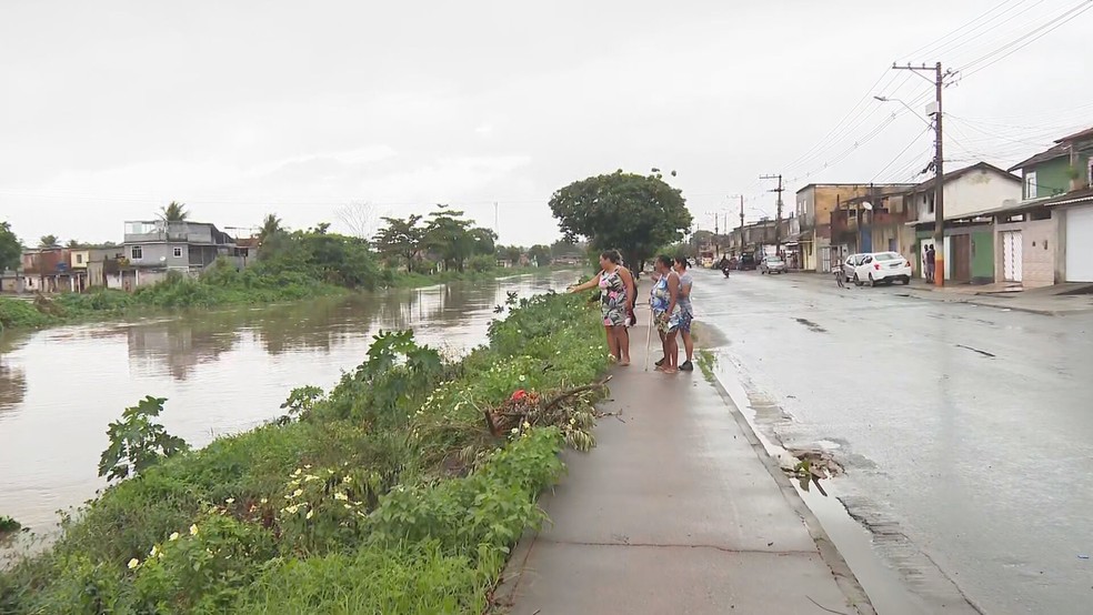 Mulher desapareceu no rio Botas, em Belford Roxo, na Baixada Fluminense (Foto: Reprodução/TV Globo)