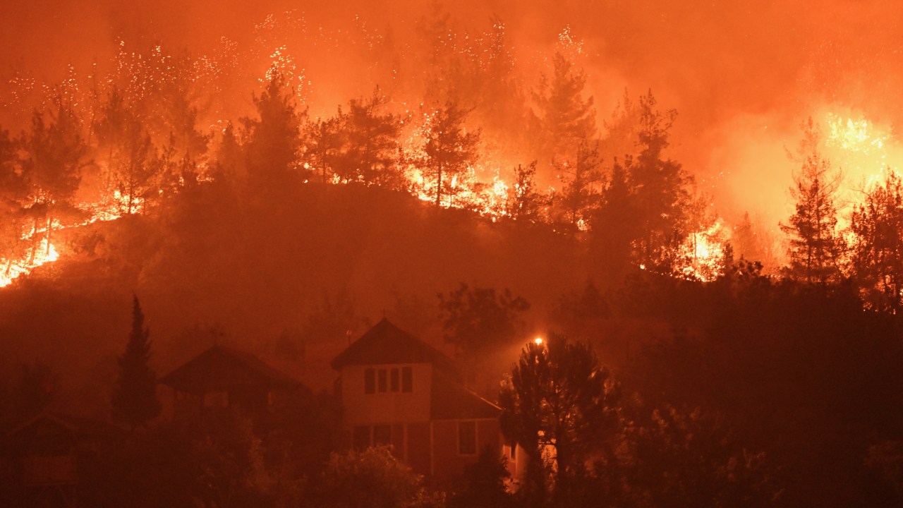Incêndios florestais na Turquia deixam milhares de desabrigados e causam destruição