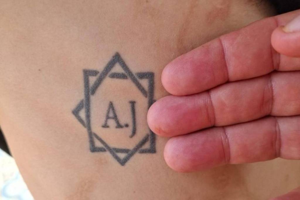 Tatuagem no corpo de uma das vítimas resgatadas em condição análoga à escravidão, em Minas Gerais, com as iniciais de dois dos empregadores; os nomes dos suspeitos não foram divulgados. (Foto: Divulgação/Auditoria-Fiscal do Trabalho)