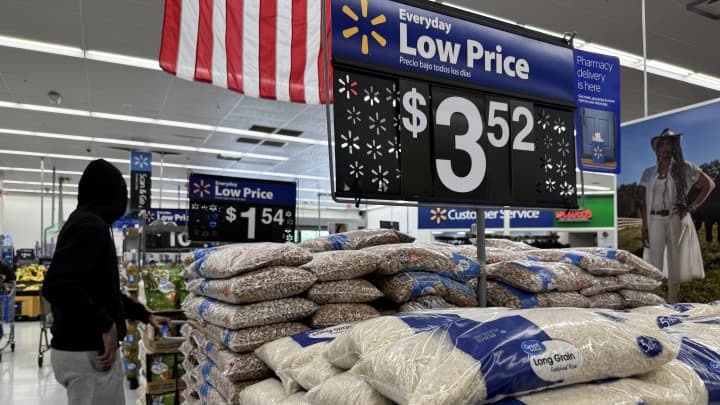 Foto de um estabelecimento do Walmart em Los Angeles, Califórnia. (Foto: ALLISON DINNER/EFE)