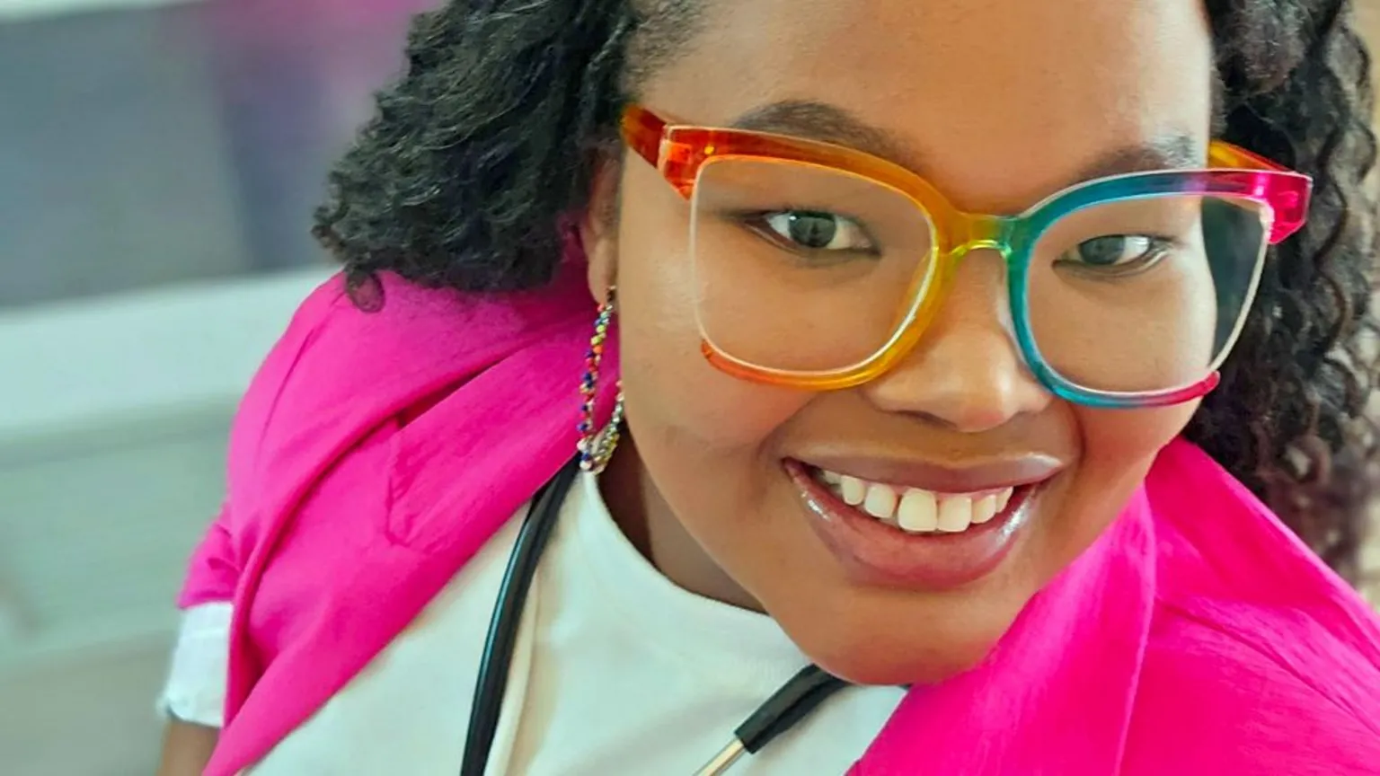 Dr. Celiwe Ndaba disse que, uma vez que decidiu se recusar a pagar pelo estilo de vida do marido, ele deixou o casamento. (Foto: Celiwe Ndaba / Facebook)