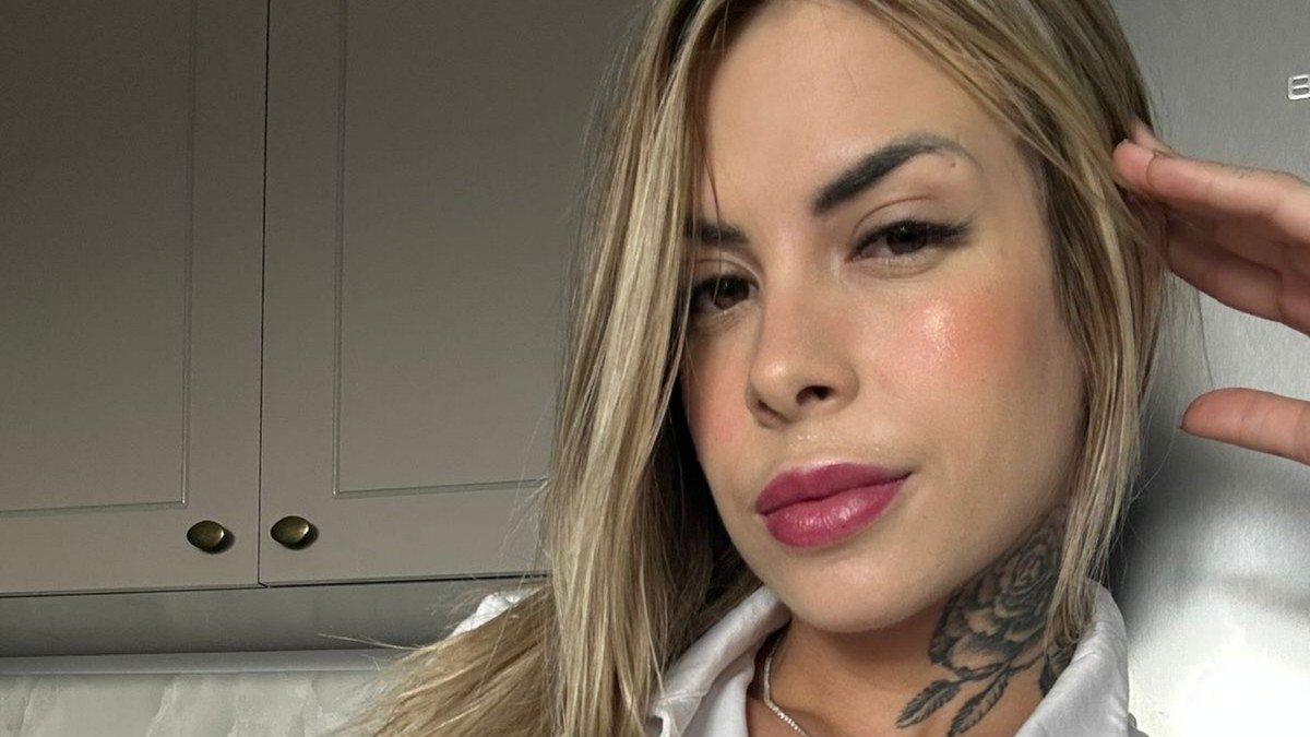 Criadora de conteúdo revela gravidez após relação com enteado durante gravação