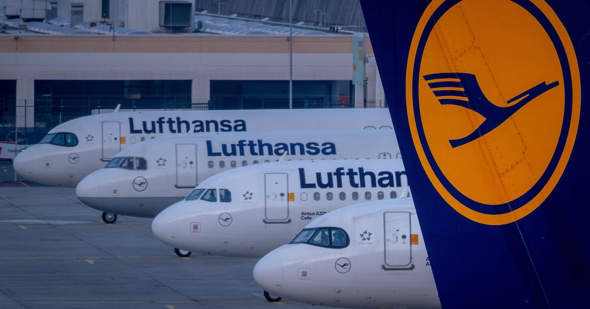 Aviões da Lufthansa estacionados no Aeroporto de Frankfurt, Alemanha. (Foto: Michael Probst/AP)