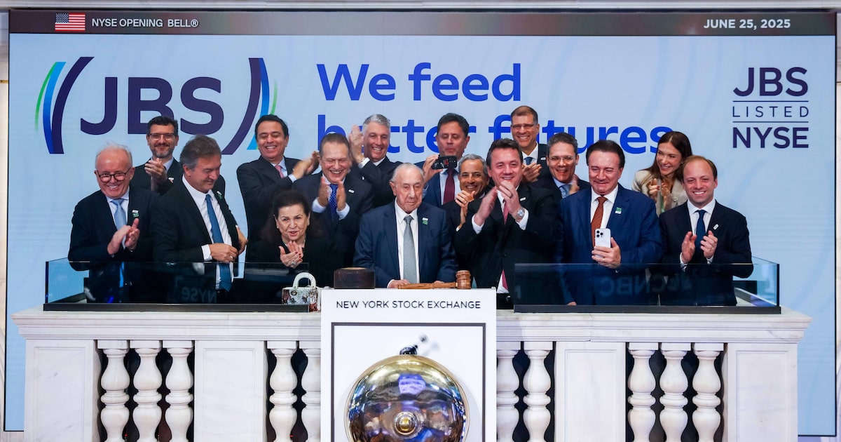 JBS estreia na Bolsa de Nova York com toque de sino de Zé Mineiro