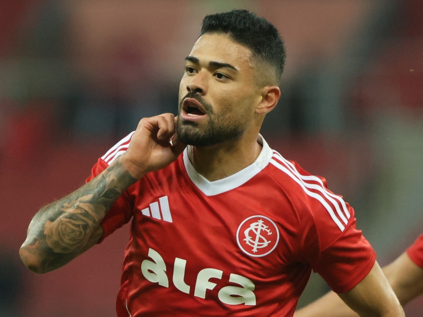Inter vence Vitória com golaço no fim e encerra jejum no Brasileirão