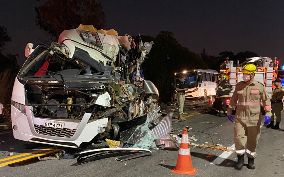 Colisão entre caminhão e micro-ônibus em Goiás resulta em seis mortes