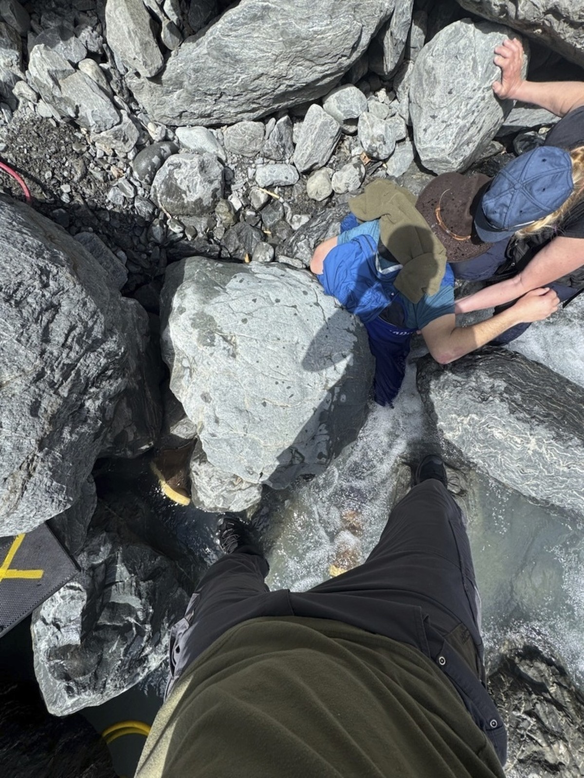 Hiker sobrevive após ser preso por pedra de 318 quilos em riacho no Alasca