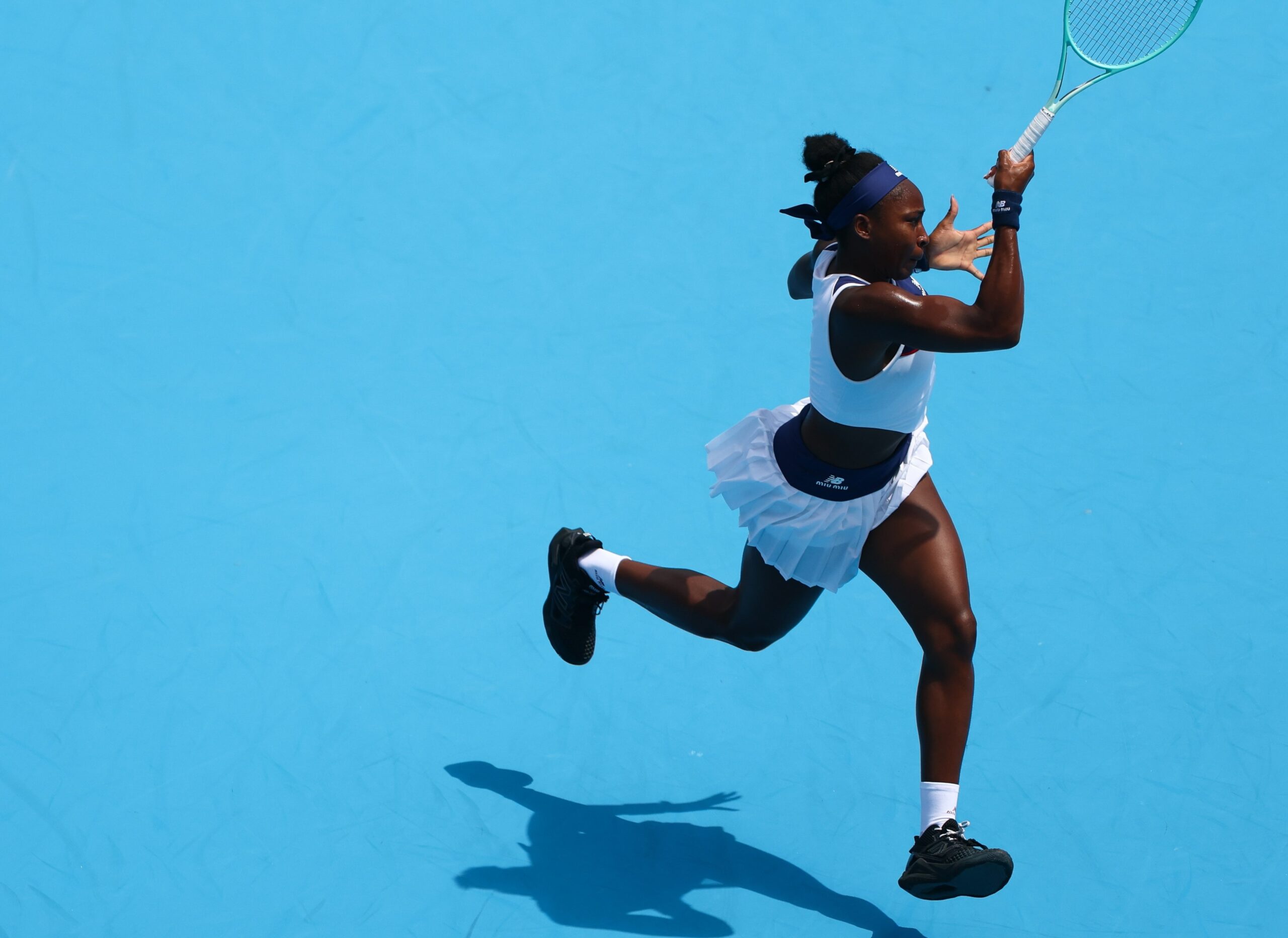 Gauff estreia com vitória tranquila enquanto Paolini supera Sakkari