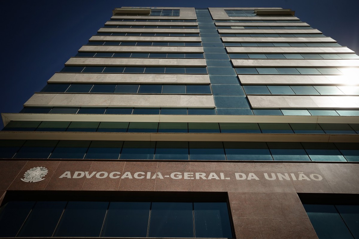 AGU investiga possível uso de informação privilegiada em venda de dólares após tarifaço