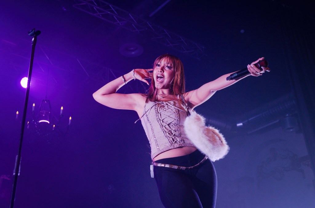 PinkPantheress confirmou a lista de faixas de seu próximo mixtape 'Fancy That' em resposta a um fã no X. Veja a lista completa de faixas. (Foto: Reprodução)