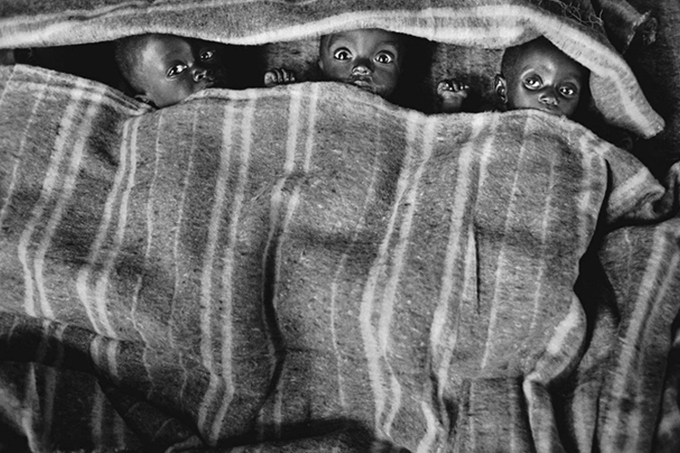 Crianças em um orfanato no Zaire, em 1994. (Sebastião Salgado/Divulgação) 