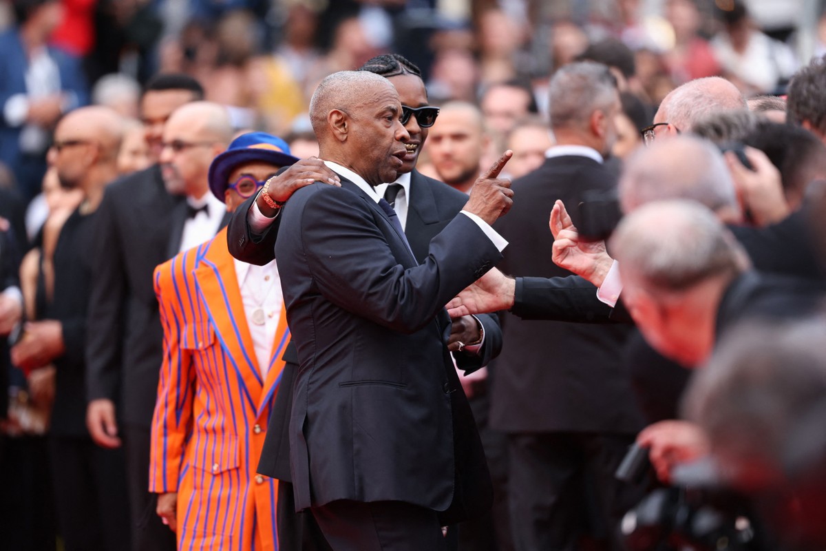 Denzel Washington se desentende com fotógrafo no tapete vermelho de Cannes