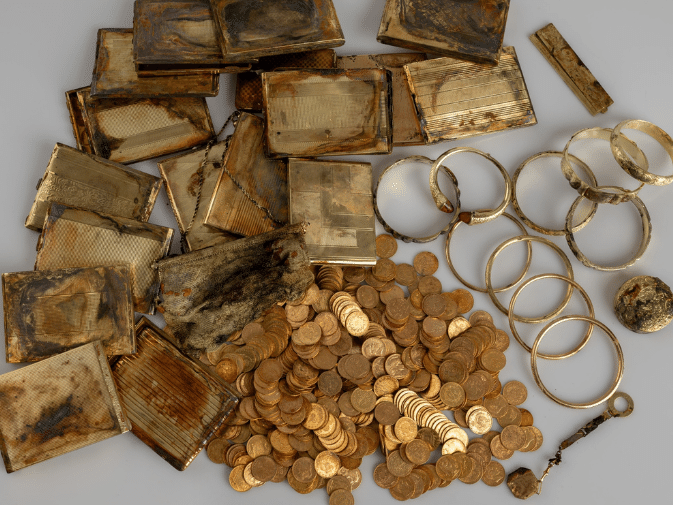 Homens encontram tesouro de ouro avaliado em R$ 2 milhões na República Tcheca